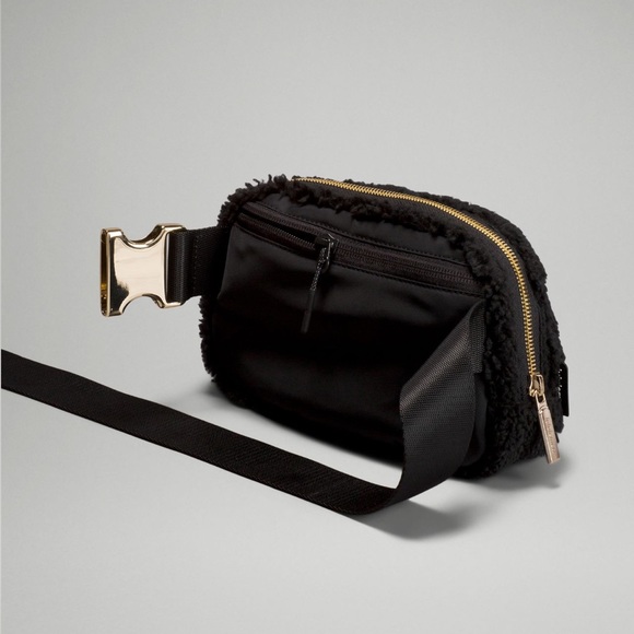 LULULEMON ATHLETICA | Everywhere Belt Bag *Fleece in Black - Picture 4 of 7